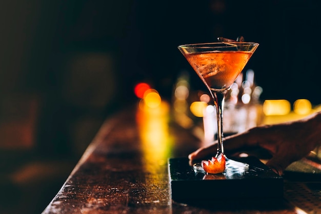 Nahaufnahme eines Cocktails auf dem Tisch in einer Bar