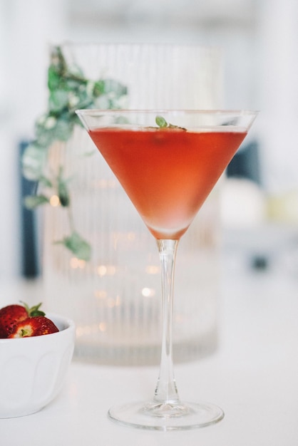 Nahaufnahme eines Cocktails im Glas auf dem Tisch