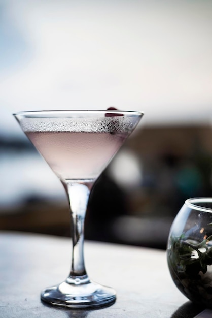 Foto nahaufnahme eines cocktails im glas auf dem tisch