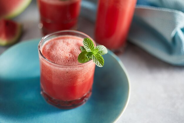 Nahaufnahme eines Cocktails im Glas auf dem Tisch
