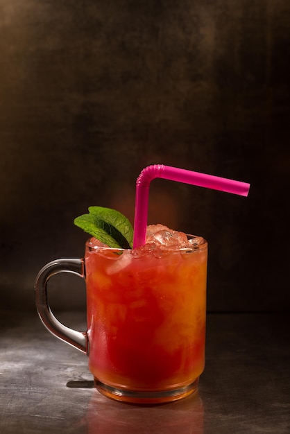 Nahaufnahme eines Cocktails mit Stroh auf dem Tisch