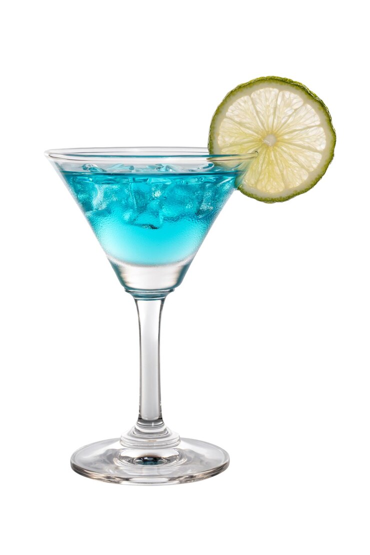 Foto nahaufnahme eines cocktails vor weißem hintergrund
