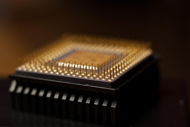 Nahaufnahme eines Computerchips auf einem Tisch