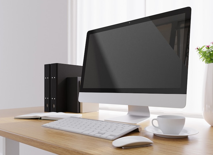 Foto nahaufnahme eines computers eine tasse kaffee eine vase mit blumen und mehr auf einem weißen schreibtisch