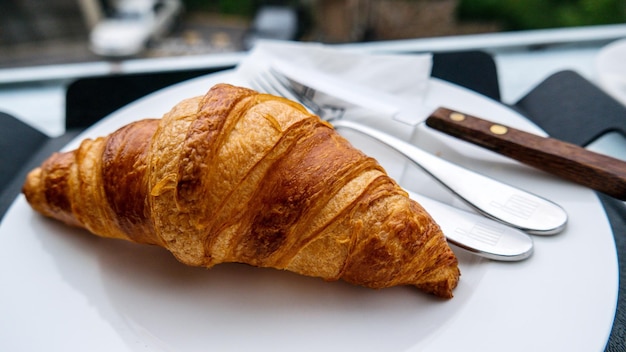 Foto nahaufnahme eines croissants auf einem teller auf dem tisch