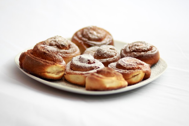 Nahaufnahme eines Desserts auf weißem Hintergrund