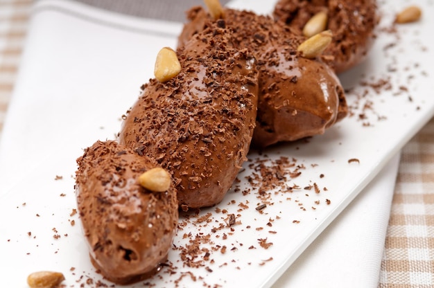 Nahaufnahme eines Desserts mit Nüssen, das in einem Teller serviert wird