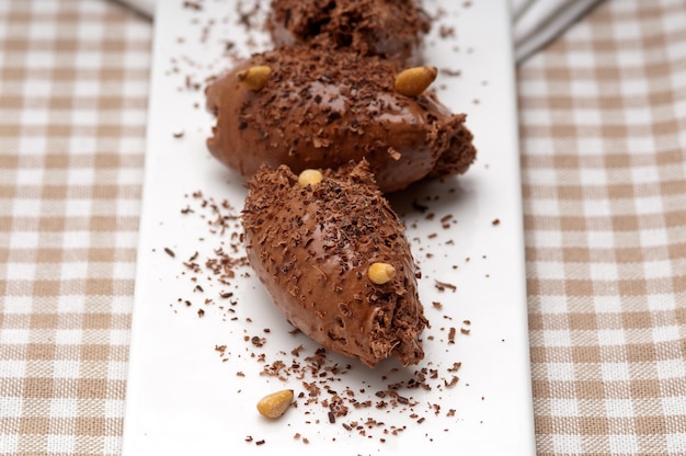 Nahaufnahme eines Desserts mit Nüssen, das in einem Teller serviert wird