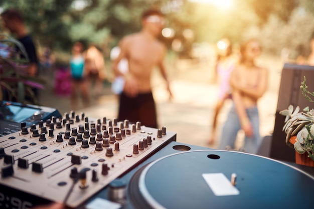 Nahaufnahme eines DJs, der Musik auf der Party im Freien spielt.