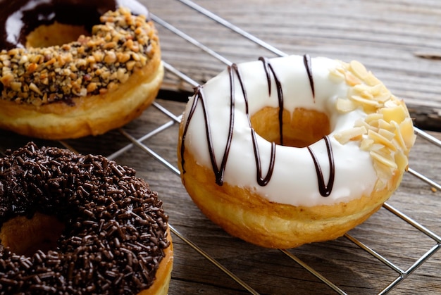 Nahaufnahme eines Donuts auf dem Tisch