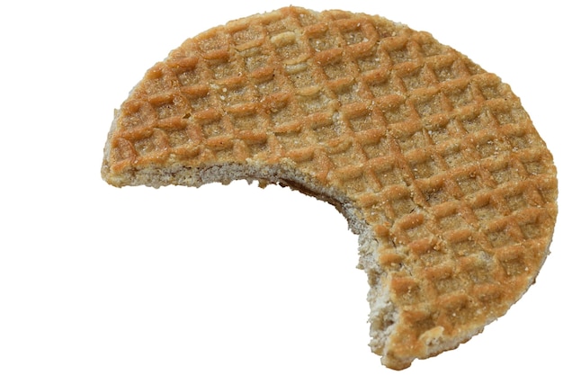 Nahaufnahme eines einsamen Stroopwafel-Plätzchens mit einem bissweißen Hintergrund