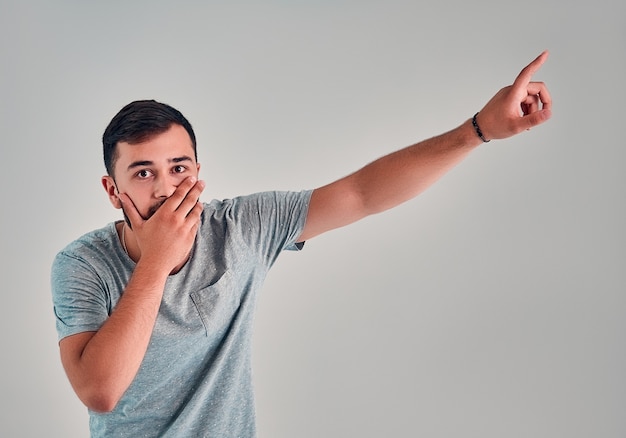 Nahaufnahme eines emotional schockierten bärtigen mannes bedeckt seinen mund mit seiner hand schaut in die kamera