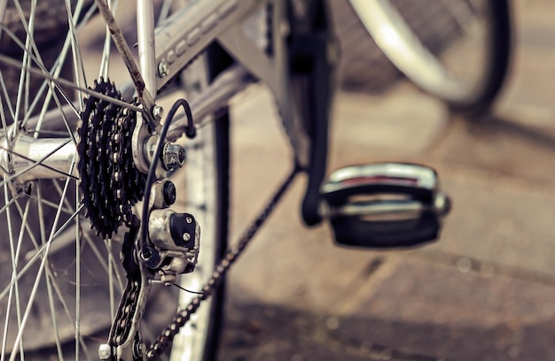 Foto nahaufnahme eines fahrrads auf einer gepflasterten straße