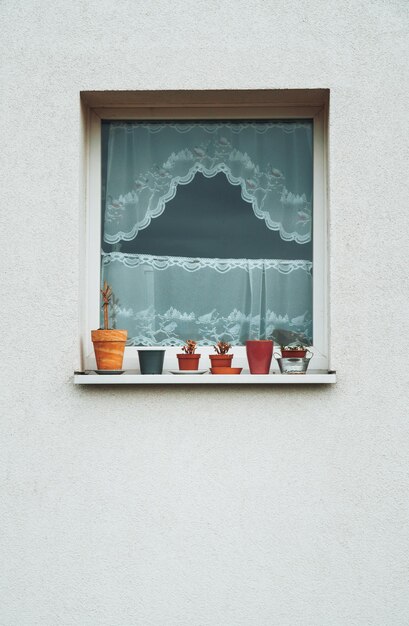 Foto nahaufnahme eines fensters an der wand eines gebäudes