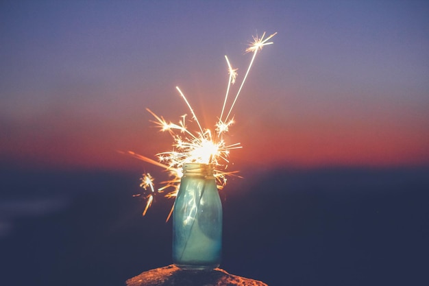 Foto nahaufnahme eines feuerwerks in der nacht