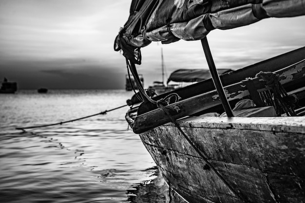 Nahaufnahme eines Fischerschiffs, das im Meer gegen den Himmel segelt