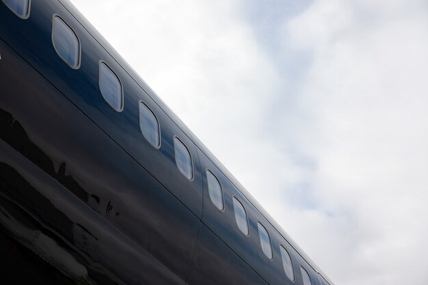 Nahaufnahme eines Flugzeugfensters eines privaten Business-Jets