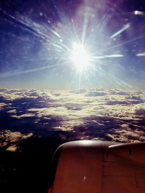 Foto nahaufnahme eines flugzeugs, das über wolken fliegt