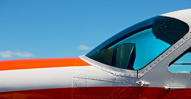 Foto nahaufnahme eines flugzeugs gegen den himmel