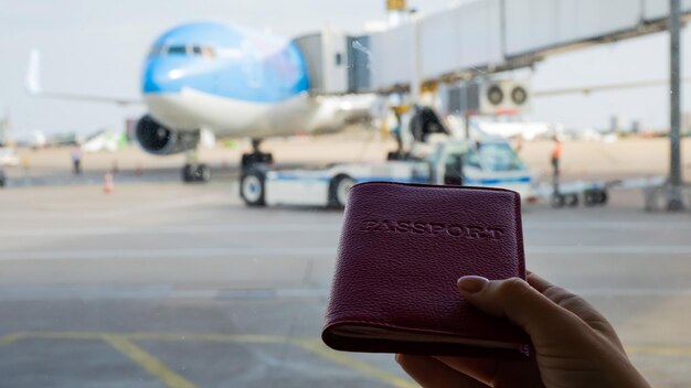 Nahaufnahme eines Flugzeugs mit der Hand am Flughafen