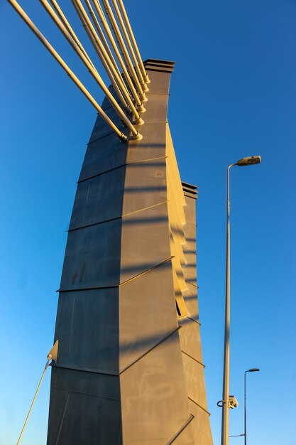 Nahaufnahme eines Fragments eines gewölbten Pylons der Brückenansicht von der Seite