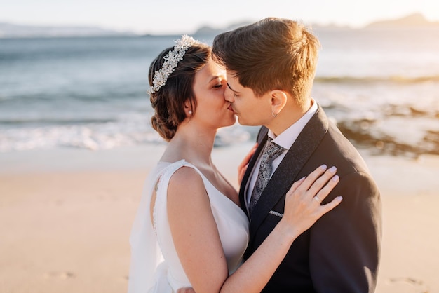 Nahaufnahme eines frisch verheirateten Paares, das sich am Strand küsst