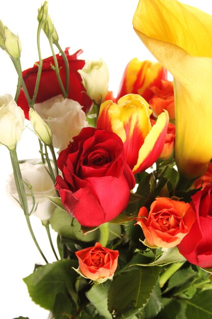Nahaufnahme eines Frühlingsstraußes aus Rosen, Tulpen, Lilien, isoliert