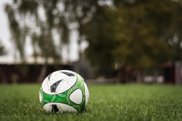 Nahaufnahme eines Fußballs auf dem Spielfeld