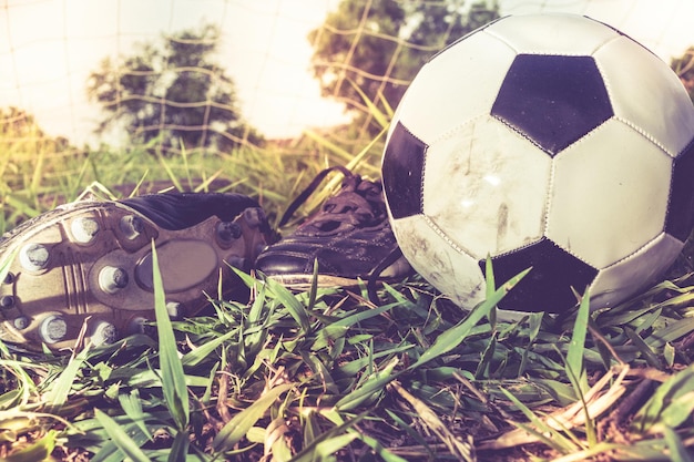 Foto nahaufnahme eines fußballs auf dem spielfeld