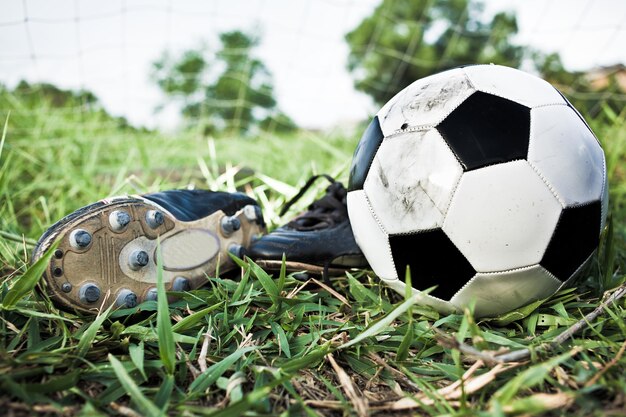 Foto nahaufnahme eines fußballs auf dem spielfeld