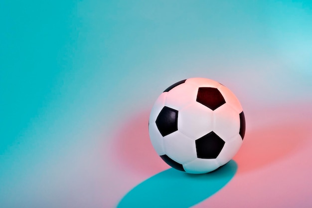 Nahaufnahme eines Fußballs auf einem farbigen Hintergrund