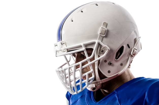 Nahaufnahme eines Fußballspielers mit einer blauen Uniform auf einer weißen Wand