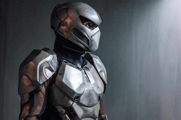 Nahaufnahme eines futuristischen Ritters mit Helm und Rüstung, der wegschaut