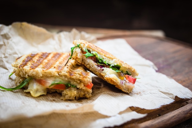 Foto nahaufnahme eines gegrillten sandwiches auf dem tisch