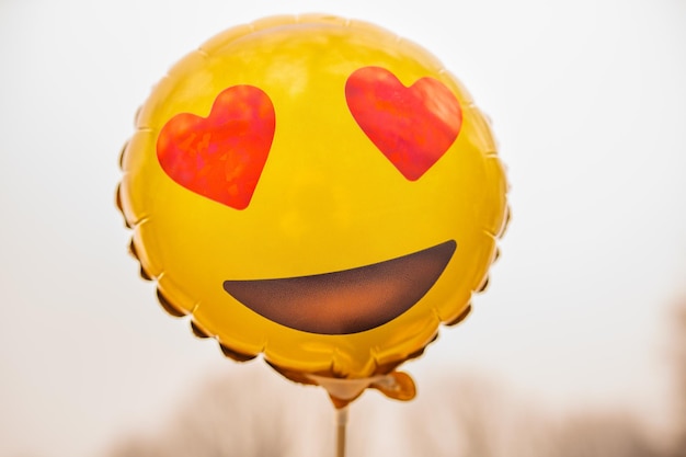 Foto nahaufnahme eines gelben ballons mit anthropomorphem gesicht im freien