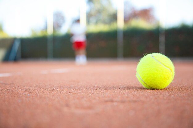 Nahaufnahme eines gelben Balls auf dem Tennisplatz