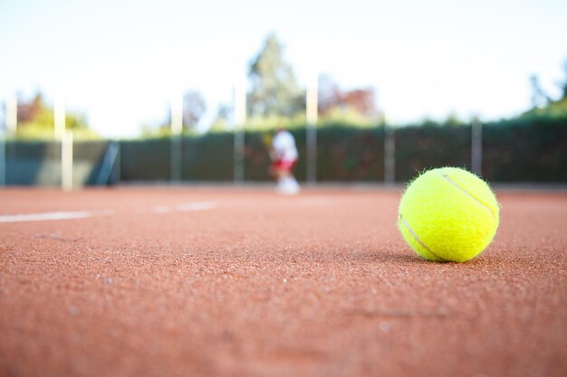 Nahaufnahme eines gelben Balls auf dem Tennisplatz