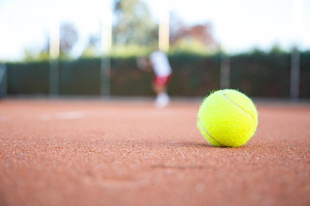 Nahaufnahme eines gelben Balls auf dem Tennisplatz