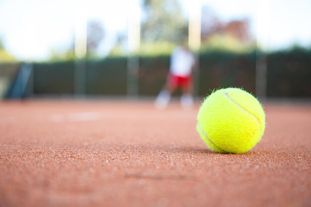 Nahaufnahme eines gelben Balls auf dem Tennisplatz