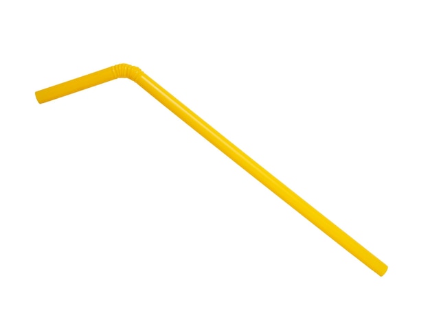Nahaufnahme eines gelben Trinkstrohhalms vor weißem Hintergrund