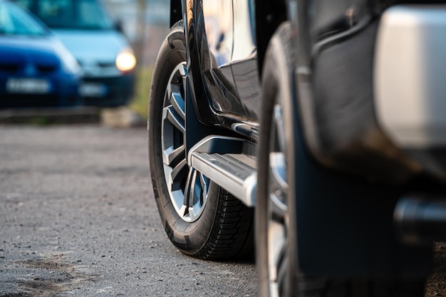 Nahaufnahme eines geparkten Autos auf einer Straßenseite der Stadt