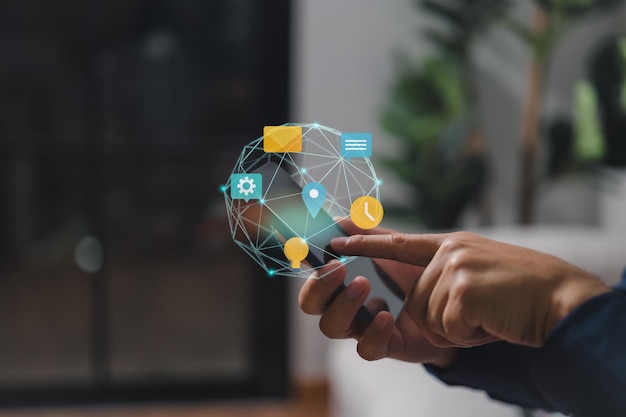 Nahaufnahme eines Geschäftsmannes, der ein Smartphone verwendet, das mit dem Bildschirm im Internet mit einem Chat-Anruf-E-Mail-Symbol-Konzept der Kontaktaufnahme mit uns Kontaktinformationen und Kommunikation von Menschen interagiert