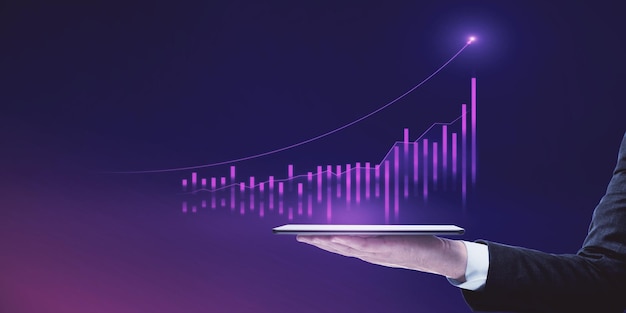Nahaufnahme eines Geschäftsmannes, der ein Tablet mit einem abstrakten, leuchtenden, wachsenden globalen Geschäftsdiagramm auf verschwommenem lila Hintergrund hält Finanzwachstum und Handelskonzept