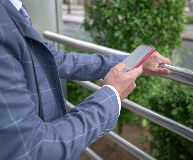 Nahaufnahme eines Geschäftsmannes, der sein Telefon liest