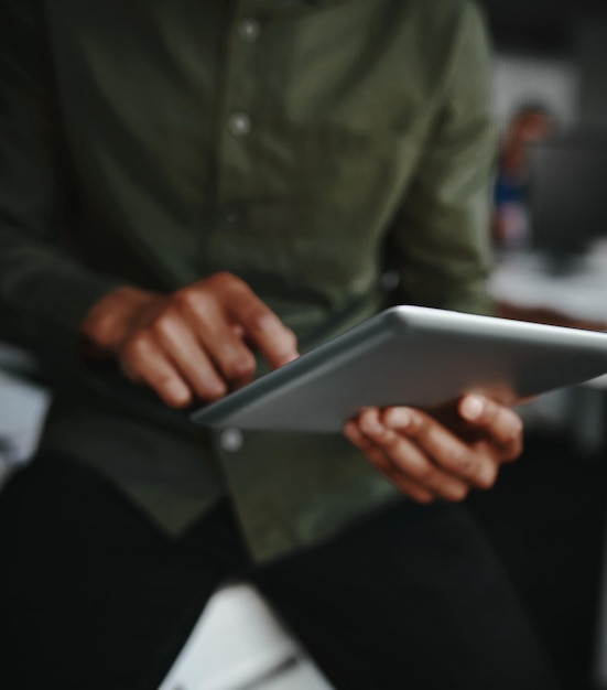 Nahaufnahme eines Geschäftsmanns, der das digitale Tablet faltet und berührt