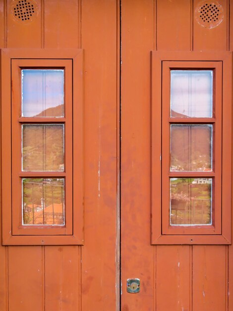 Nahaufnahme eines geschlossenen Fensters des Gebäudes