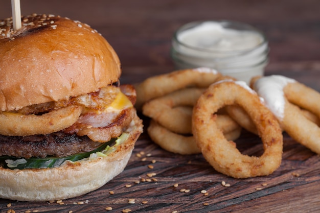 Nahaufnahme eines geschmackvollen Burgers mit Imbissen.