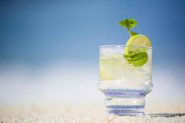 Nahaufnahme eines Getränks am Strand