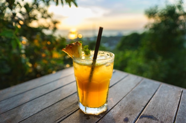 Nahaufnahme eines Getränks auf dem Tisch beim Sonnenuntergang