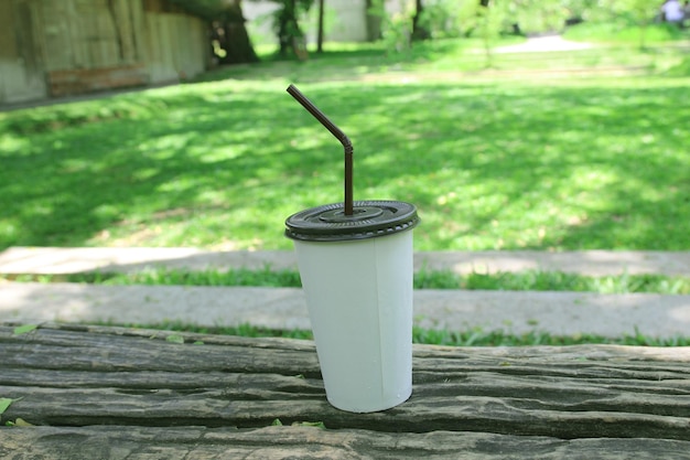 Nahaufnahme eines Getränks auf einem Tisch im Park